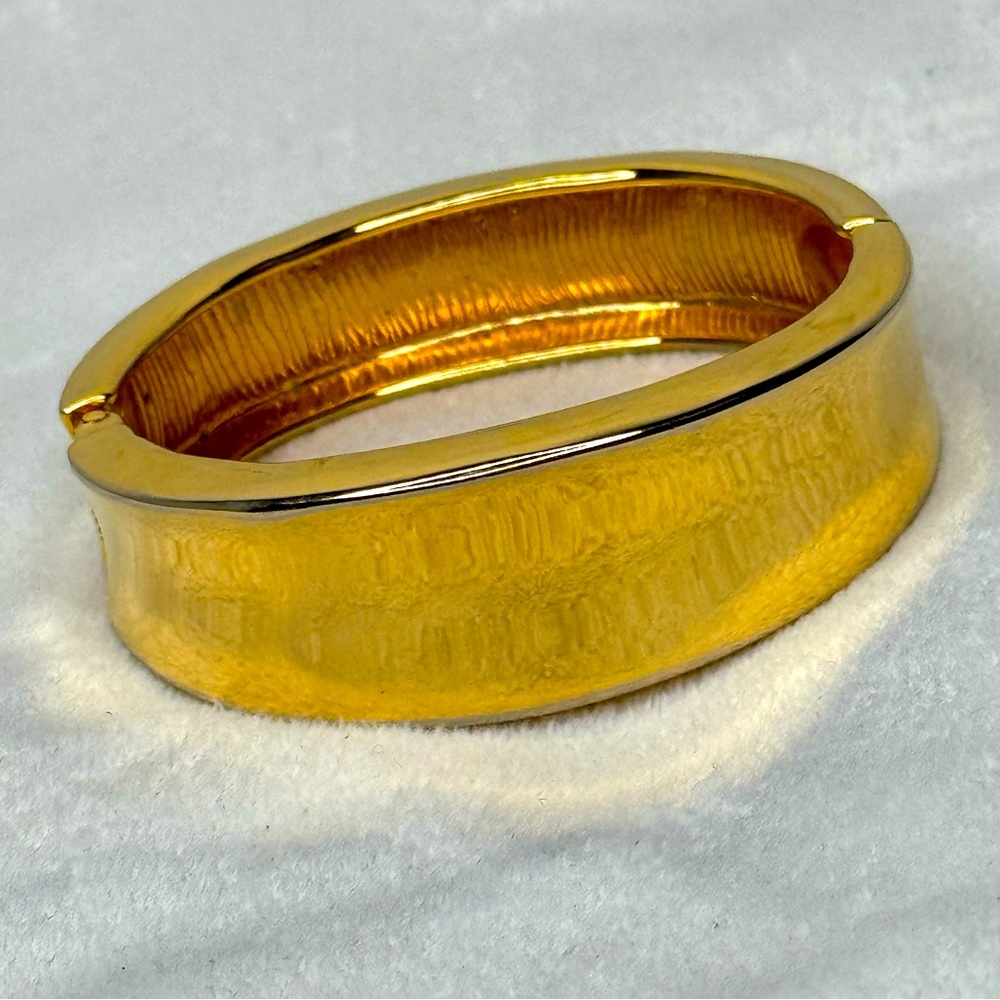 Gold toned bangle